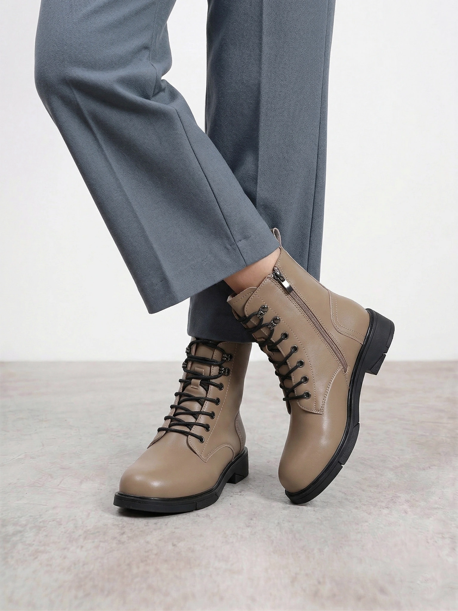 Ботинки-дерби бежевого цвета из натуральной кожи